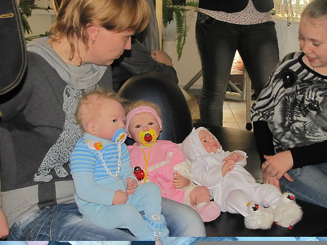 Наташа со своими шедеврами.jpg